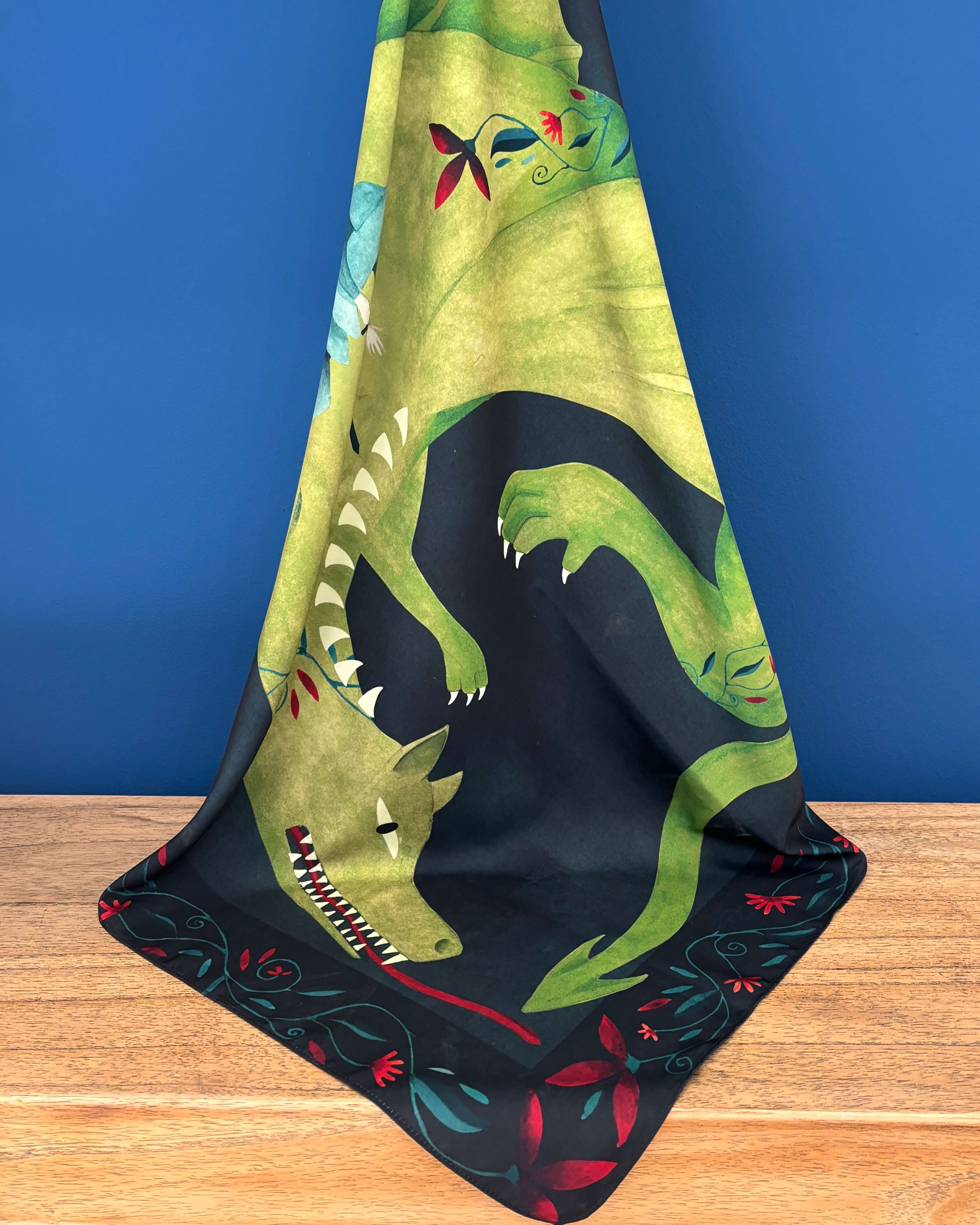 Pañuelo 70cm x 70cm | El dragón y San Jorge | Colección ARREI